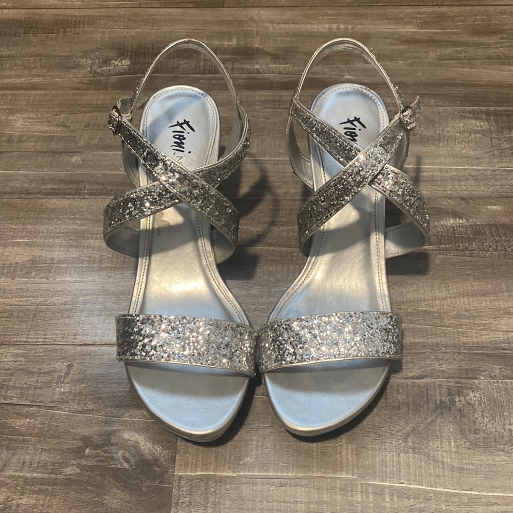 Fioni Night Size 8.5 Sparkly Silver Heels